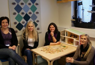 Lastenpsykiatrian aluepoliklinikalla työskentelevät sairaanhoitaja Laura Hirvineva, psykologi Marita Antola, erikoislääkäri Taru Valtamo ja sosiaalityöntekijä Jaana Moilanen. Kuvasta puuttuvat erikoislääkäri Kristiina Hyttinen sekä sairaanhoitaja Kirsi Laakso.