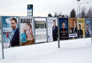 vaalijulisteet Tuomiston risteyksessä