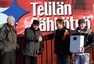 Maitotilaa pyörittävä Juha Sianoja, sikafarmari Seppo Pietilä, toimitusjohtaja Pekka Telilä ja lihakarjaa kasvattava Juha Koivumäki hioivat yhteistyökuvioita.