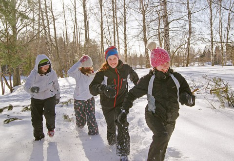 Amanda Jukarainen, Riina Kaski, Vivian Mäenpää, Ronja Lahtivirta Amanda Jukarainen, Riina Kaski, Vivian Mäenpää, Ronja Lahtivirta talvisten draamaharjoitusten melskeessä.