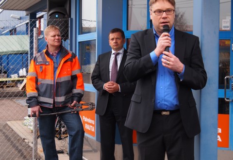 Ervo Nieminen, Jari Alanen ja Jarmo Nieminen Kauppias Ervo Nieminen ja Keskon aluejohtaja Jari Alanen ovat valmiina ketjun leikkaamiseen, kun Jarmo Nieminen toivottaa avajaisväen tervetulleeksi.