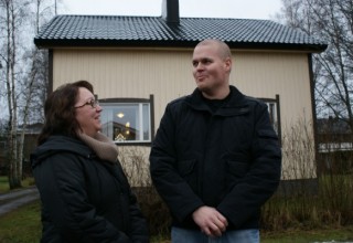 Kaupungin päiväkeskuksen avajaisia vietettiin joulun alla viime vuonna. Ohjaaja Jaakko Halminen ja A-klinikkasäätiön psykiatrinen sairaanhoitaja Hanneli Nieminen olivat vielä tuolloin tietämättömiä muhivasta yllätyksestä.
