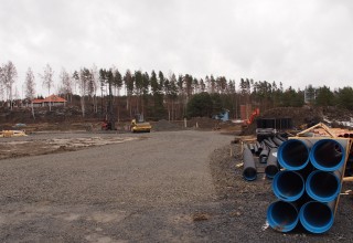 Tokmannin rakennustyömaan naapurina Vammalassa on paloasema, joka näkyy taustalla oikealla.