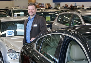 Levorannan autoliikkeen uusia tiloja juhlistetaan vielä lauantainakin. "Halusimme tehdä tilat kertaheitolla tutuksi mahdollisimman suurelle ihmisjoukolle", perustelee uusiin tiluksiin tyytyväinen varatoimitusjohtaja Antti Laakso kuuden päivän avajaisrupeamaa.