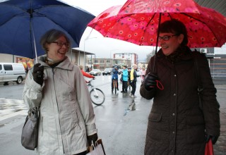 Vesisadetta uhmaten: Riitta Suominen ja Kirsi Javanainen olivat varustautuneet sateenvarjoilla ja hyvillä kengillä ostoskierrosta varten.