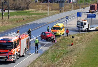 Yksi henkilö loukkaantui rekan ja henkilöauton kolarissa valtatie 12 :lla maanantaina. Kuva: Hannu Moilanen.
