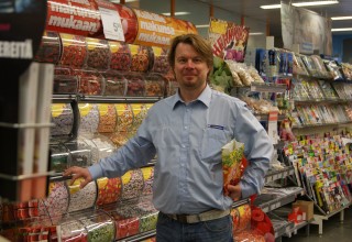 K-Supermarket Torikeskuksen peräsimessä aloittanut Saku Uuranmäki kiittelee ammattitaitoista henkilökuntaansa ja ystävällisiä asiakkaita.