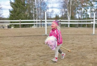 Kilpailun nuorin osallistuja, kolmivuotias Iida Kiviniitty laukkaa keppariradalla.