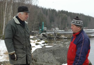 Seppo Koskima (vas.) ja Olli Vihakas juttelevat kalastuksesta ja seuraavat samalla kalojen nousu-uoman kaivuutöiden edistymistä.