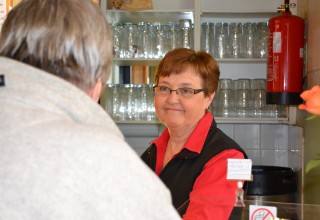 Kerttu Laaninen palvelee hymyllä viimeiseen saakka.