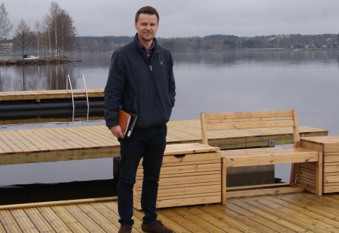 SONY DSC Laakson Laiturit Oy toimittaa Koskiravintoloille Ratinan suvantoon 40-metrisen kelluvan kesäterassin. Myyntijohtaja Pauli Laakso iloitsee kaupoista.