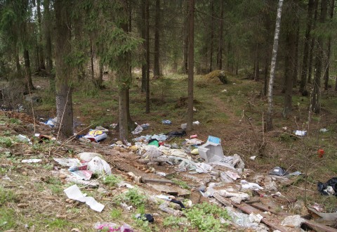 Tällainen määrä törkyä ei keräänny metsään ihan hetkessä.