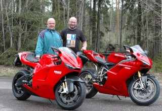 Erkki Asikainen (vas.) ja Markku Erkkilä piipahtavat Ducateittensa kanssa Italo Meetingissä viikonlopun aikana.