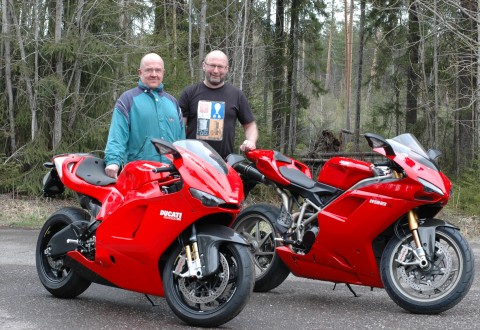 Erkki Asikainen (vas.) ja Markku Erkkilä piipahtavat Ducateittensa kanssa Italo Meetingissä viikonlopun aikana.