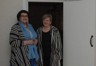 Irmeli Kulonpää (vas.) ja Terhi Ketonen eivät halua myydä Tyrvään Pappilaa. Naiset tutustuivat pappilaan ennen valtuuston kokousta ja totesivat, että lisää rahaa pitää kaivaa heidän takanaan olevasta kassakaapista.