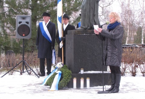6.12.2013 Juhlapuheen Huittisten sankarihaudalla piti Helena Manninen.