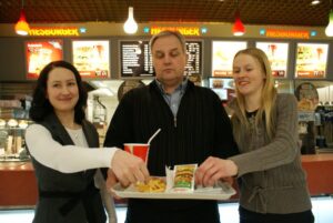 Härkäpakarin Hesburger Timo Tuomola, Taija Heikkilä, Henna Korpela