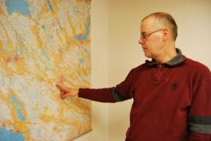 Metsänhoitoyhdistys Teljän toiminnanjohtaja Olli Mäki tutkii myrskytuhoalueita kartalta.