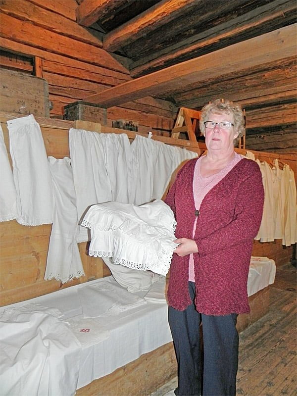 annelin-nayttely-poytaliina-1880-luvulta