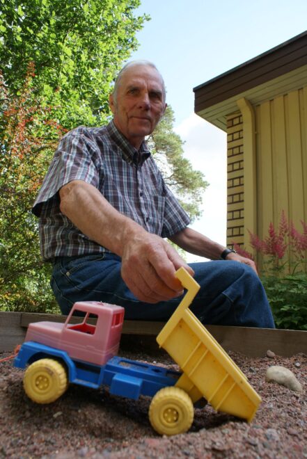 Eino Leinon suosikkipuuhaa on lapsenlasten kanssa leikkiminen hiekkalaatikolla. Myös autoleikit ovat pappalla hallinnassa, sillä Hullu Mies on tehnyt uransa autonasentajana.