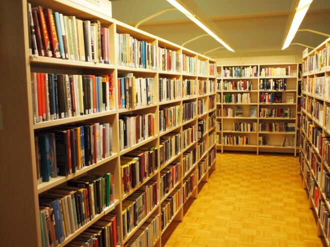 Kirjaston jossakin toimipisteessä oleva kirja saadaan nopeasti asiakkaalle, koska aineisto kulkee päivittäin.