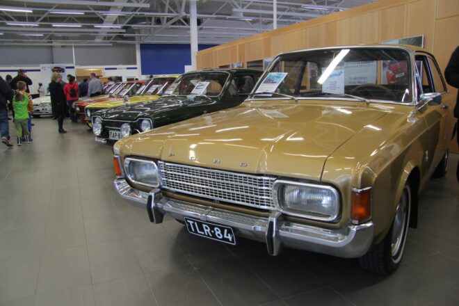 Vanhempi Ford.