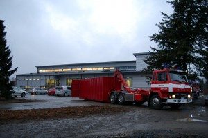 Pelastuslaitoksen yksiköitä Huittisten uimahallilla