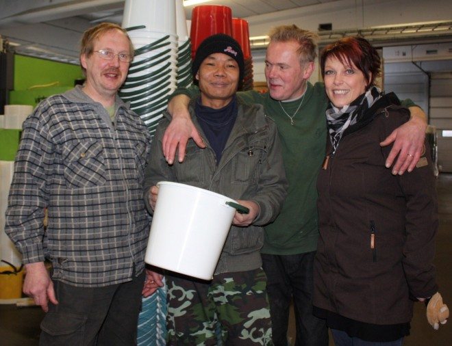 Ilpo Mikkonen, Taw Nying, Ilkka Mikkonen ja Maarit Tiittanen Vanttilan Muovissa, joka oli yksi Maahanmuuttajat kylille -hankkeen yhteistyökumppaneista. Kuva: Arkistokuva.