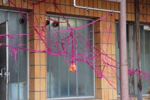 Meijerille on kudottu punaista verkkoa.