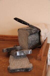 Kahvila Helmessä on esillä Toni S. Halosen "Niin kivinen on leipämme" -teos.