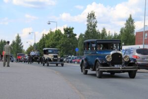Vanhojen ajoneuvojen paraati kulki Punkalaitumen keskustan halki.