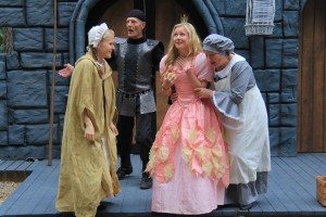 Prinsessa Ruusunen (Iida Ollinpoika) saa Palvelustyttö Serafiinan (Anna Viikari), Vartijan (Kalevi Alkio) ja Kokki Gordonin (Sisko Saikka) pelästymään.