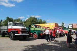Wanhojen Konneitten perinnepäivässä oli esillä kymmenkunta entisöityä kuorma-autoa.