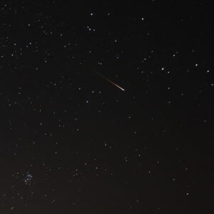 Perseidien meteoriparveen kuuluva tähdenlento vuonna 2012