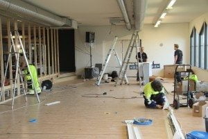 Keila- ja pelihallin työmaalla hommia paiskii päivittäin toistakymmentä työmiestä. Torstaina tekemistä riitti etenkin minigolfille varatulla alueella.