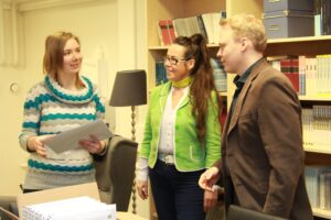 Katariina Pylsy (keskellä) ja Jani Hanhiniemi ojensivat palkinnon 1994-1997 vuonna syntyneiden sarjan voittaja Suvi Ojansivulle.