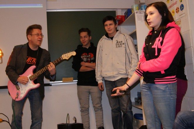 Mouhijärven yhteiskoulun oppilaat hakivat yhdessä musiikinopettajansa Teppo Karellin kanssa rahoitusta kunnollisiin äänentoistolaitteisiin. Koululle myönnettiin 1 300 euroa. 