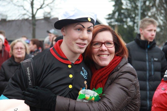 Abit ehtivät poseerata paikalle saapuneen yleisön kanssa ennen penkkariajelua.