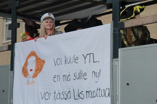 Lauttakylän lukion penkkarit olivat saaneet vaikutteita Putouksesta.