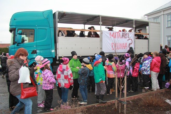 "Mitä abi duunaa", kysyivät Lauttakylän lukiolaiset.