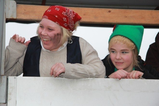 Lauttakylän lukion abit olivat penkkaripäivänä hilpeissä tunnelmissa.