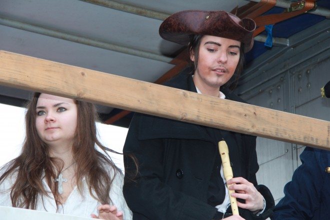 Lauttakylän lukion abit merirosvo-tunnelmissa.