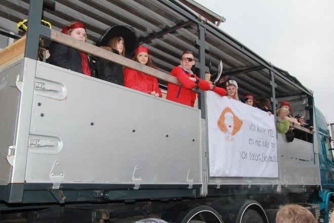 Lauttakylän lukion abit valmiina penkkariajeluun.