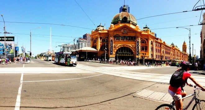 Juna-asema Flinders streetillä. Aivan Federation Squaren vieressä.
