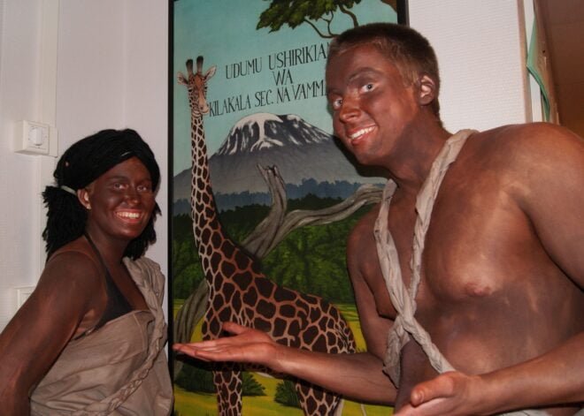 Vammalan lukion abit Annamaria Lemmetyinen ja Jesse Ahola olivat pukeutuneet alkuasukkaiksi.