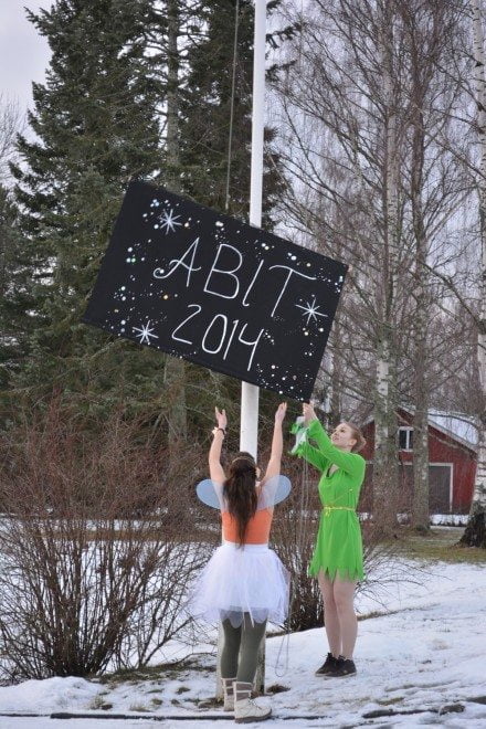 Lipunnosto Sarkia-lukiolla. Kuva: Heli Tala.