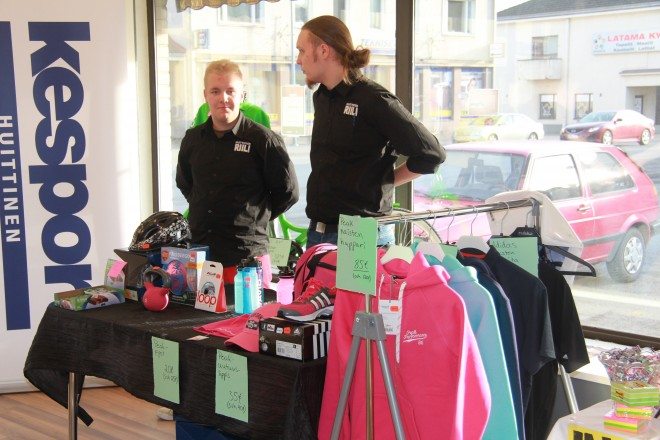 Tsunamin tehtävänä on kaupata Huittisten Kesportin tuotteita.