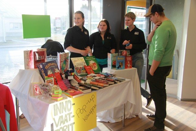 Lauttakylän lukiosta tuleva Innovaattorit-joukkue myy Pop Up-kaupassa Huttisten Kirjakaupan tuotteita.