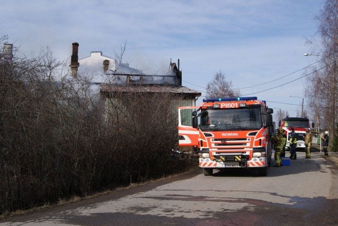 Sammutus- ja raivaustöissä oli kaikkiaan pitkälti toistakymmentä pelastuslaitoksen yksikköä. Kuva: Pauliina Vilenius.