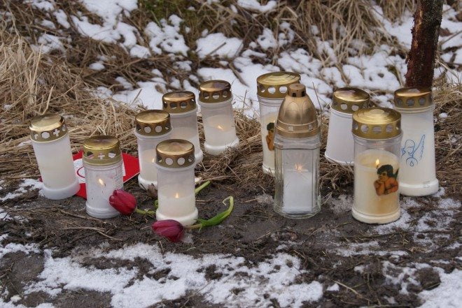 Palopaikalla on useita kynttilöitä muistona tragediasta.